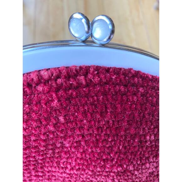 1950s Vintage Red Velvet Chenille Handbag, Pearly Kiss Lock Closure, Evening Bag - Picture 4 of 8